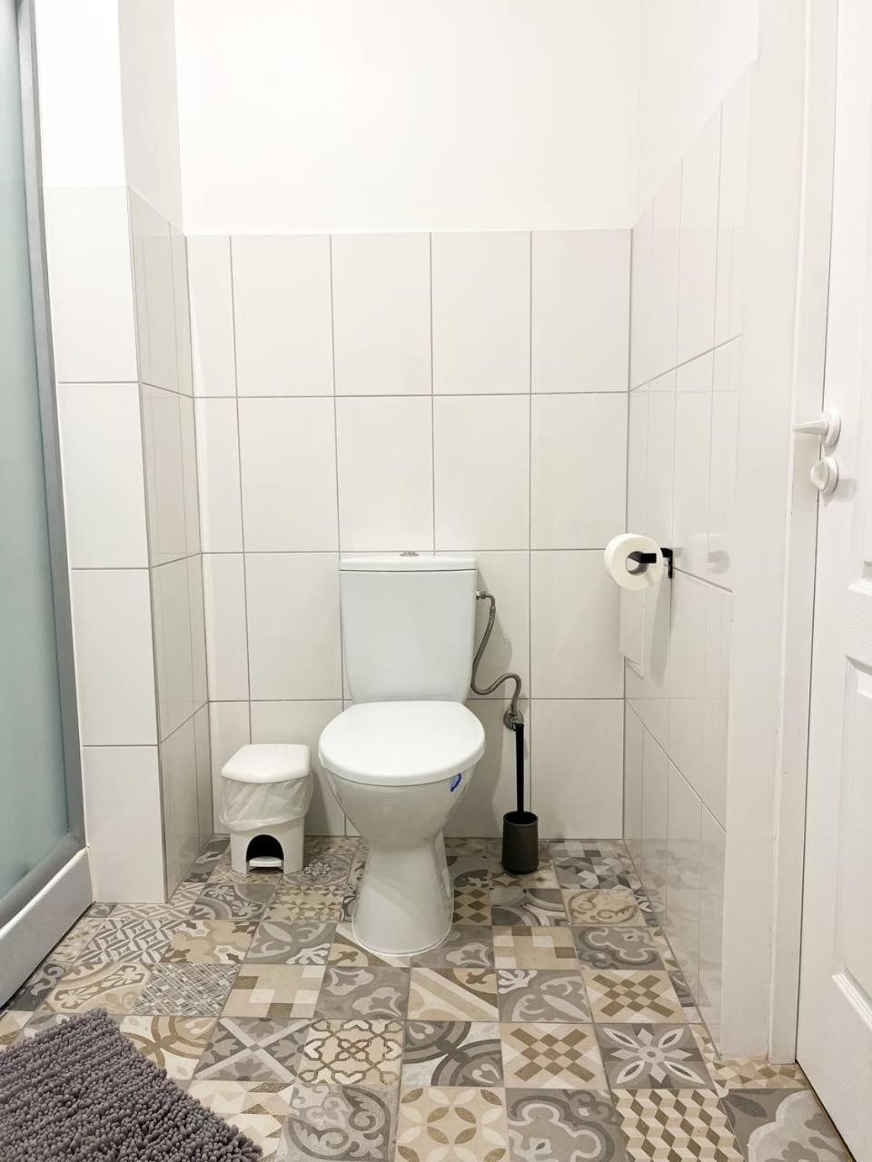Bright Spacious In With Free Parking Leilighet